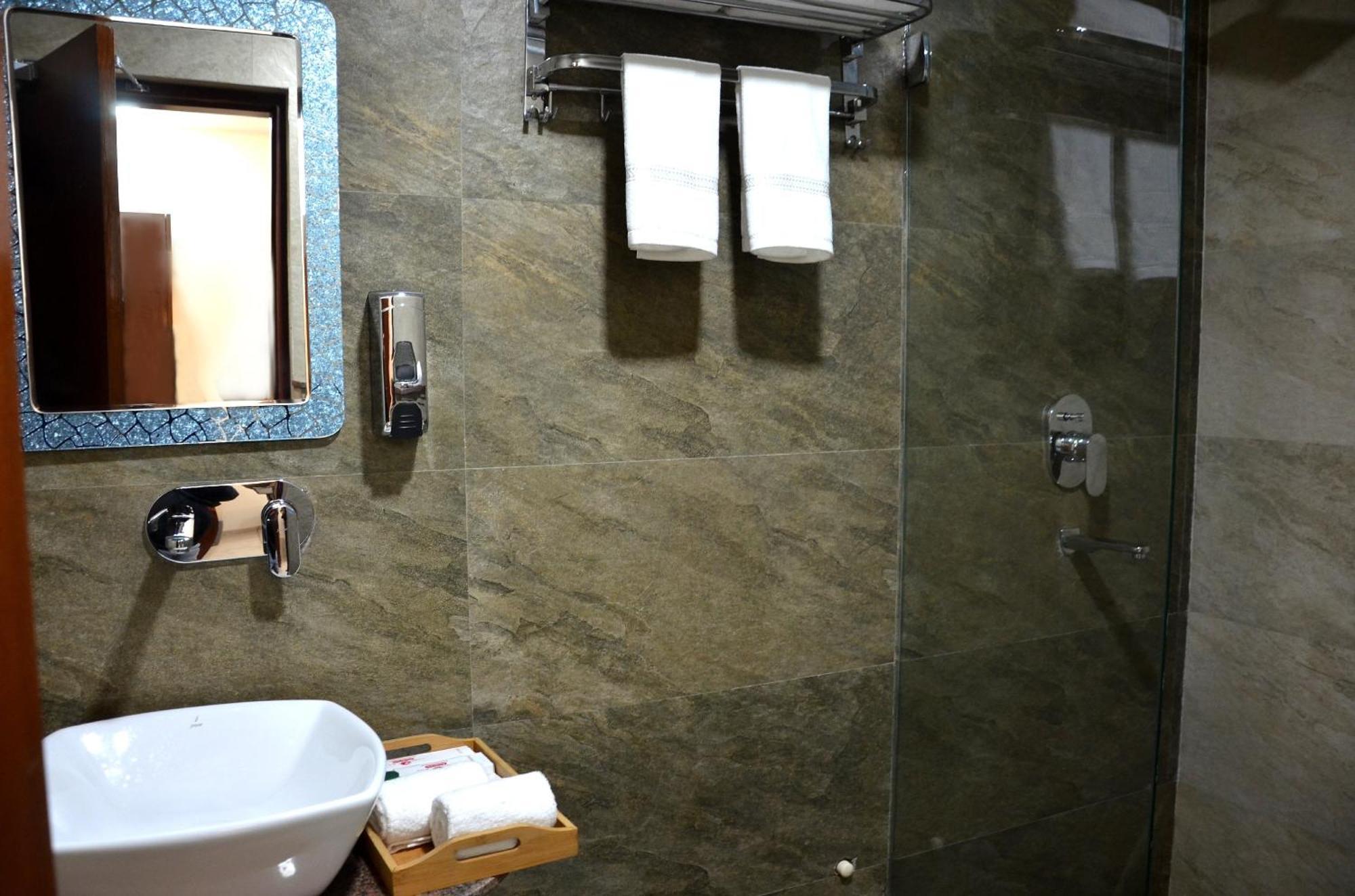 Fabhotel Roselle Inn ラクナウ エクステリア 写真